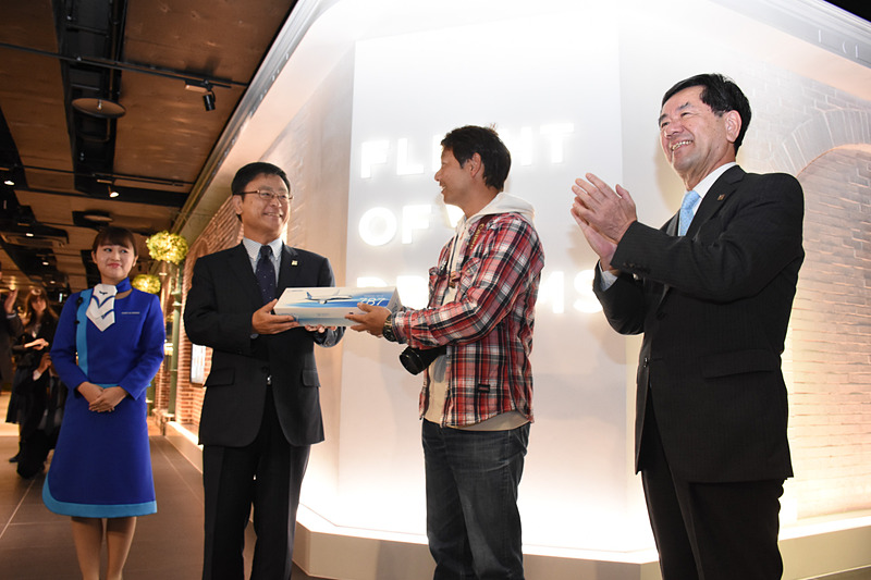 「FLIGHT OF DREAMS（フライト・オブ・ドリームズ）」が開業。先頭に並んでいた男性には中部国際空港株式会社 代表取締役社長 友添雅直氏から記念品が手渡された