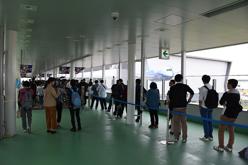 オープン前から長い列ができた