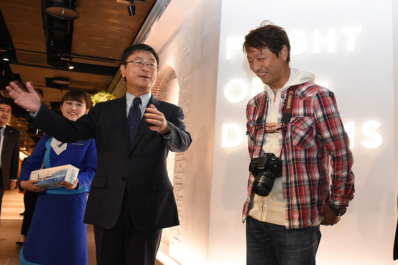 先頭に並んだ男性は前日22時から待っていたと聞き、笑顔を浮かべる友添氏