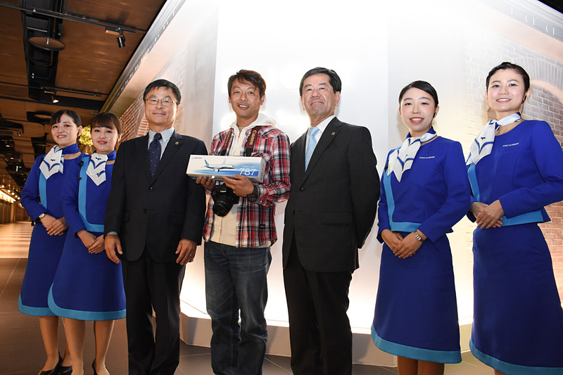 先頭に並んだ男性は前日22時から待っていたと聞き、笑顔を浮かべる友添氏