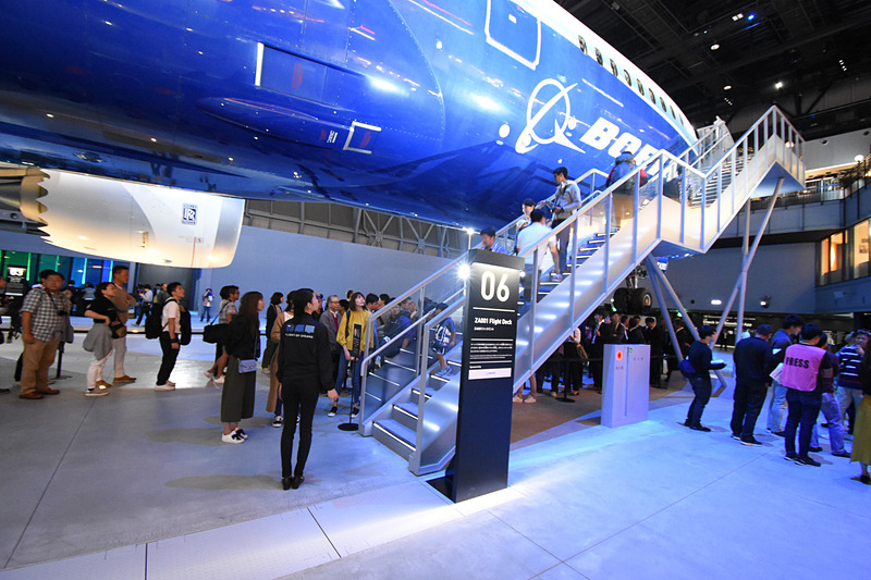 コクピットを見学できる「ZA001 Flight Deck」に長い列が
