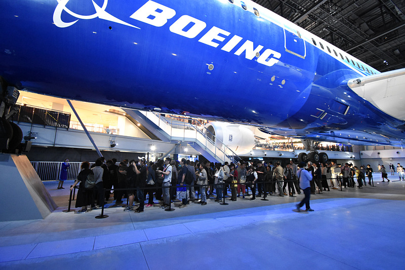 コクピットを見学できる「ZA001 Flight Deck」に長い列が