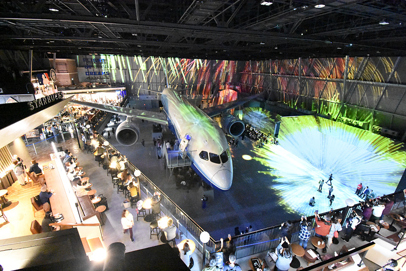 ZA001を中心にプロジェクションマッピングを展開する「Fly with 787 Dreamliner」も人気。場内どこでも見られるが、4階のスペースがベストポジション