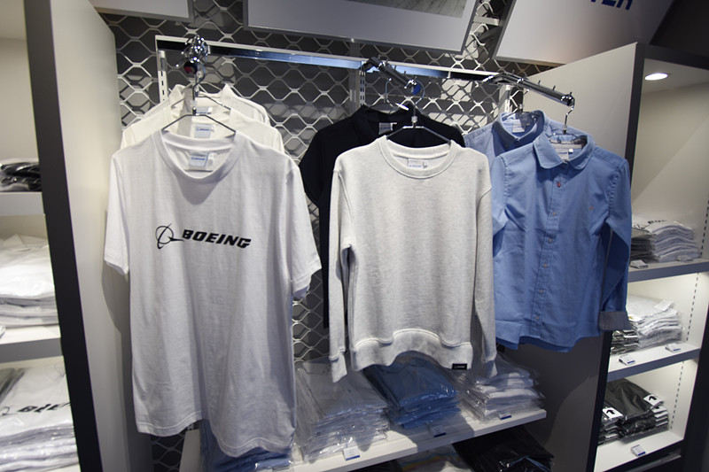 アパレルやバッグなど日本オリジナル商品が多数ある