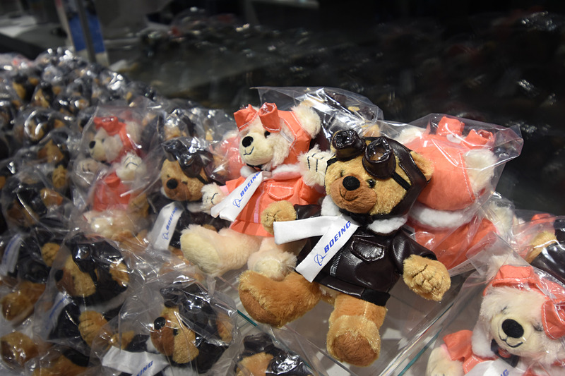 アパレルやバッグなど日本オリジナル商品が多数ある