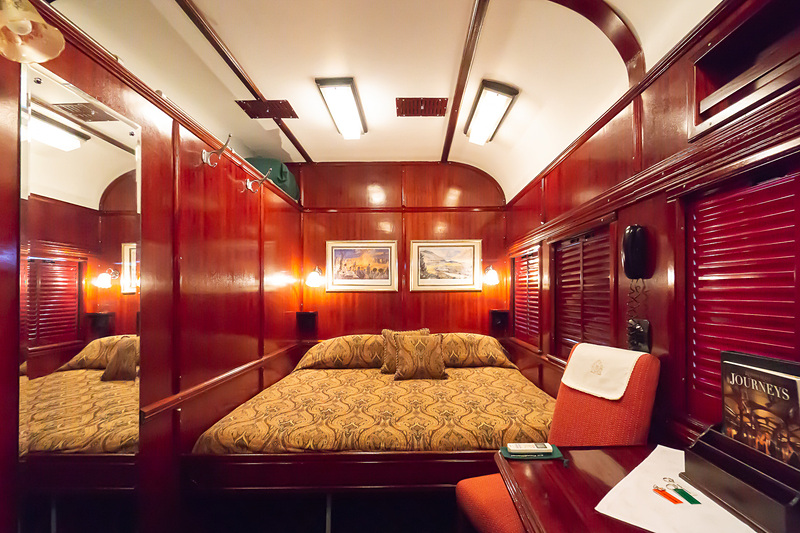 デラックス・スイートの客室。ダブルベッド縦タイプ