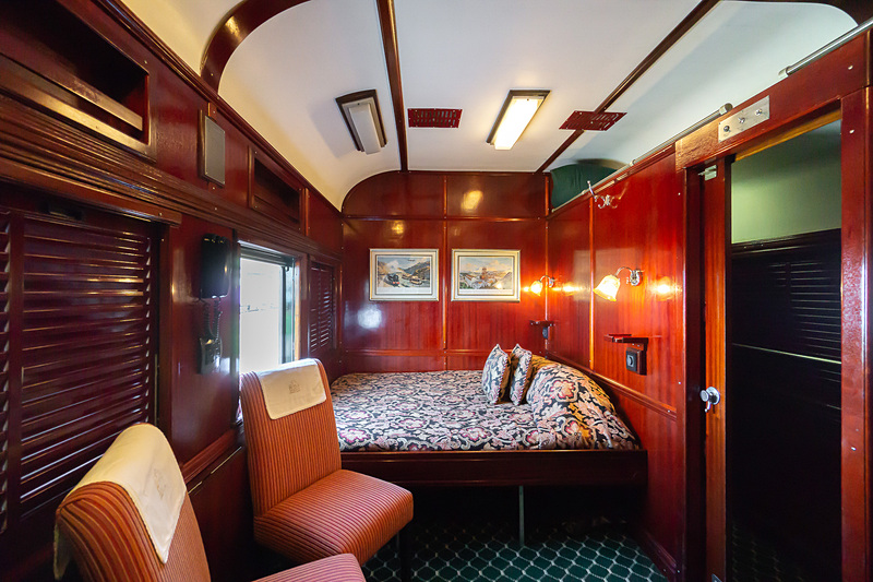 デラックス・スイートの客室。ダブルベッド横タイプ