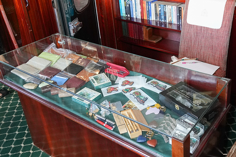 ロボスレイルのオリジナルグッズが販売されている