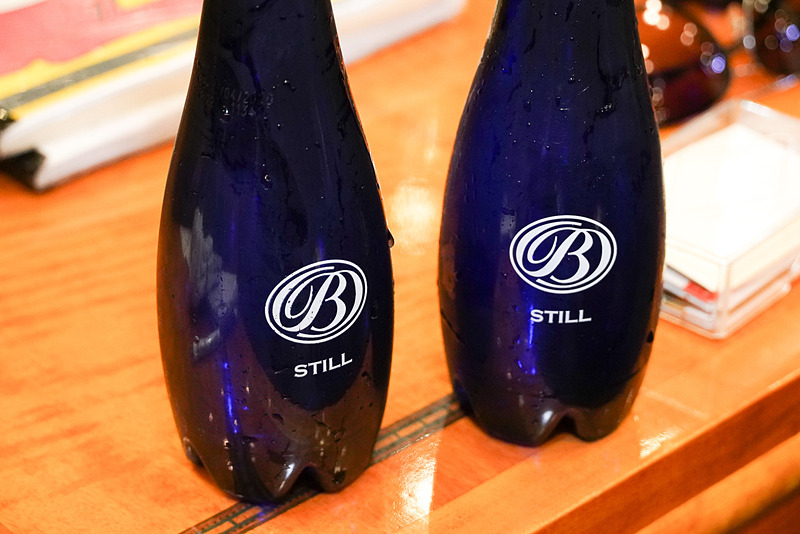 ミネラルウォーターも専用のボトル