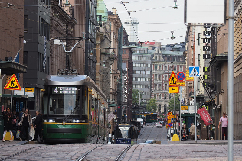 ヘルシンキの街は穏やかでとても美しく清潔です。空港から中心街まではバスやタクシー、電車で30分程度と近いので成田を午前中に出発すれば到着当日にすぐさま市内観光が楽しめます