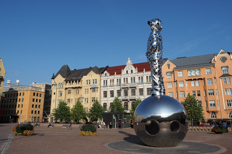 ヘルシンキの街は穏やかでとても美しく清潔です。空港から中心街まではバスやタクシー、電車で30分程度と近いので成田を午前中に出発すれば到着当日にすぐさま市内観光が楽しめます