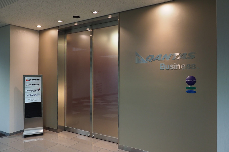 出発は成田空港第2ターミナルから。今回は搭乗する92番ゲート側のカンタス航空のラウンジを利用しました。ここのラウンジは万が一仕事や仲間とのおしゃべりに夢中になってしまってもちゃんと呼び出してくれるそうです（もちろん搭乗時間はきちんと守ってくださいね）