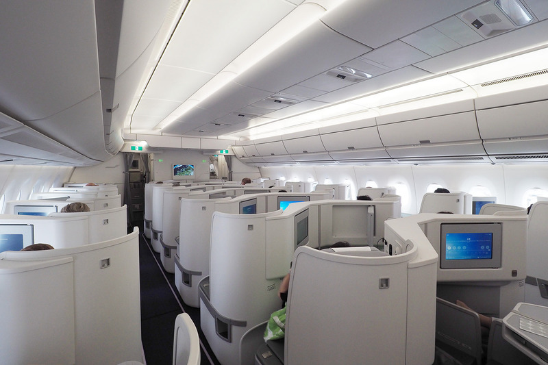 フィンエアーのエアバス A350-900型機の明るくてゆったりとしたシート配置の機内（ビジネスクラス）