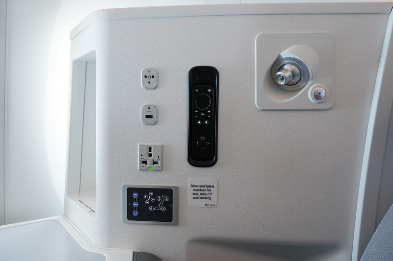 壁には110V/60HzのユニバーサルACコンセントとUSBポート、照明などなど