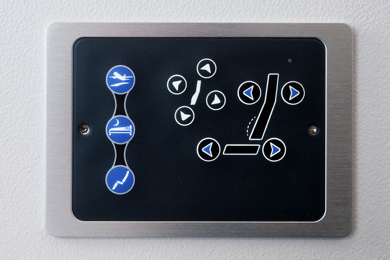 シートは細かく調整できますが「離着陸時」「就寝時」「通常時」の3つの青いボタンだけでもおおむね事は足ります