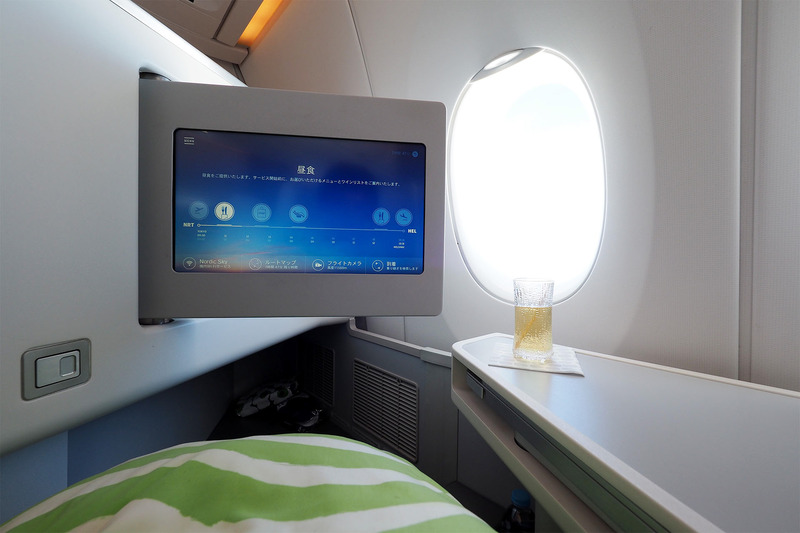 16インチモニターは壁に収納できます