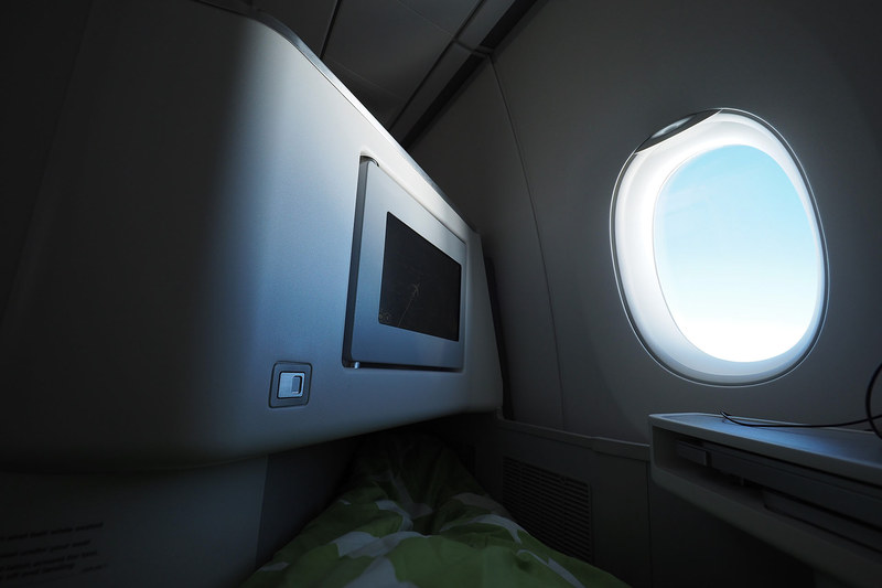 16インチモニターは壁に収納できます