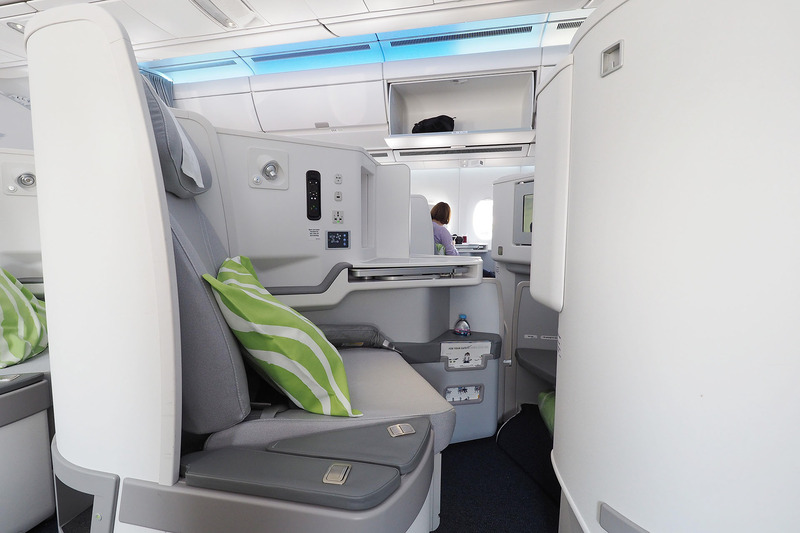 ワイドボディのA350だと逆側の窓や乗客が心なしか遠くに感じます