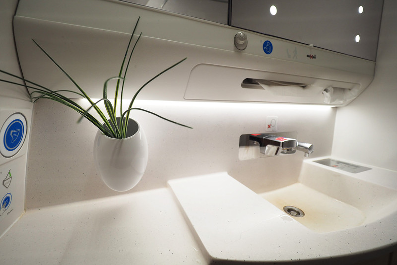 洗面台のちょっとした花瓶にもセンスが光ります