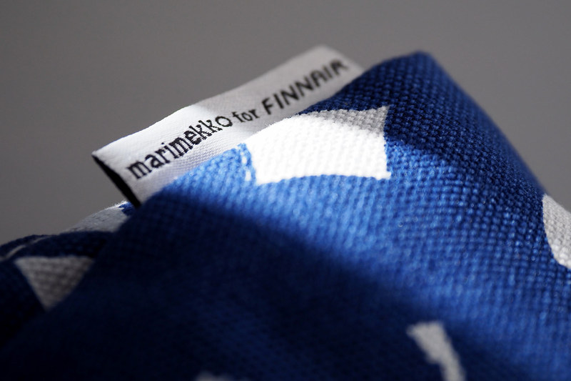 フィンエアーとマリメッコのデザインパートナーシップによって生まれた“Marimekko for Finnair”コレクションはテーブルウェアからアメニティキット、枕やブランケットにいたるまで採用され、その統一感が機内全体の雰囲気を醸し出しています