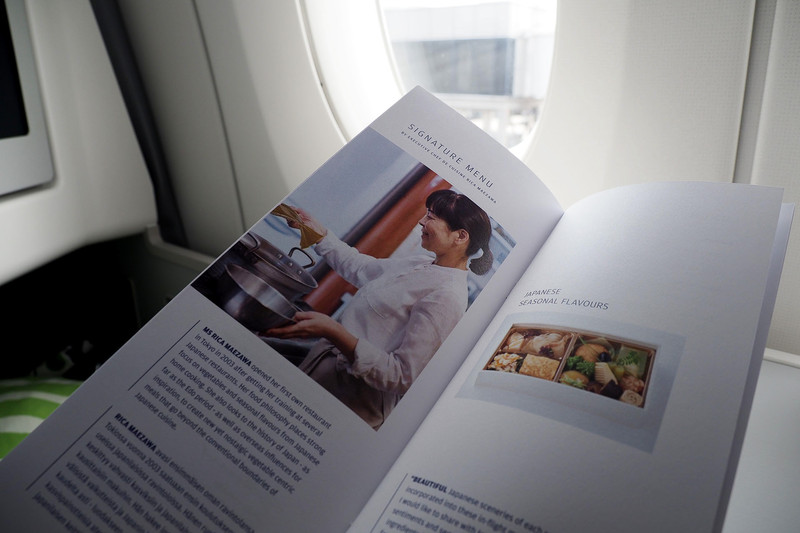 前沢リカ氏についても記されている機内のメニュー
