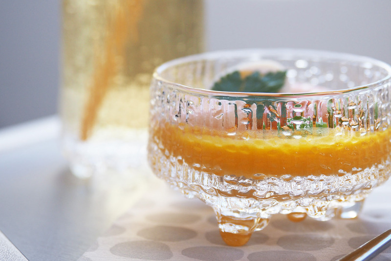 グラスはフィンランドの老舗ブランド イッタラの製品で統一されています。写真はラップランドの氷が溶ける様子にインスピレーションを得たというウルティマ ツーレ（Ultima Thule）というシリーズのものです