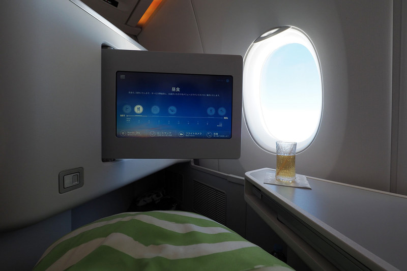 マリメッコのブランケットに身を包みながらイッタラのグラスでカクテルを楽しみながら過ごす時間