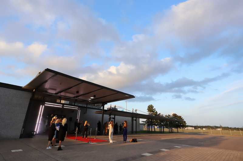 プレミア上映会はまず空港内のVIPターミナルで集合しました。機内同様にイッタラのグラスでいただくお酒とアペタイザーで上映までの時間を過ごします