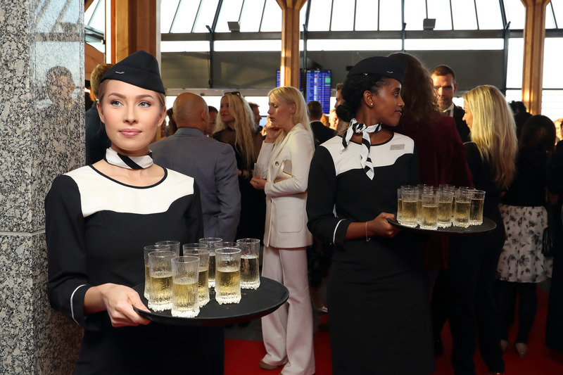 プレミア上映会はまず空港内のVIPターミナルで集合しました。機内同様にイッタラのグラスでいただくお酒とアペタイザーで上映までの時間を過ごします