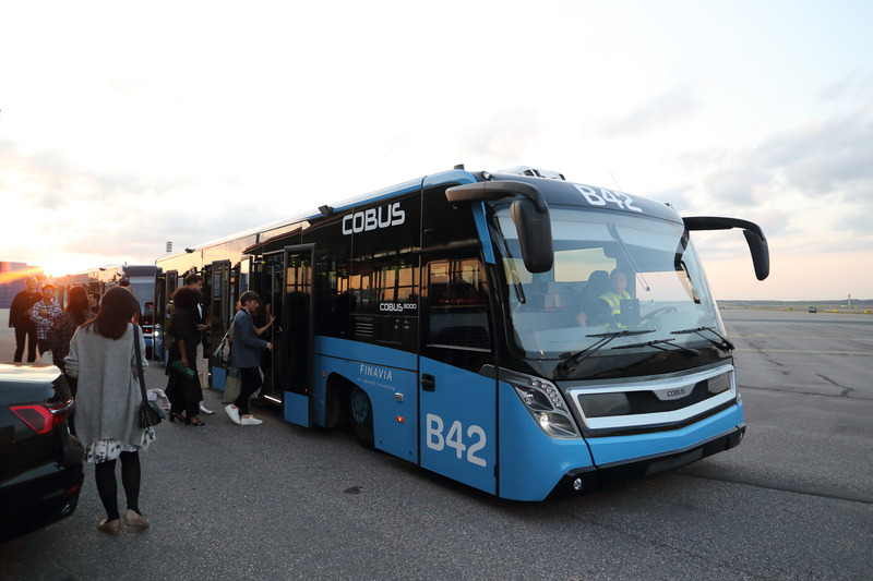 上映会場となるフィンエアーの格納庫まで、これから飛び立つフィンエアーのA350XWBを横目で見ながらバスで移動します。バスの1台は「East and West Side Story」のラッピングバス。ヘルシンキ市内と空港を結ぶシャトルバスにもラッピングしたタイプを見かけました