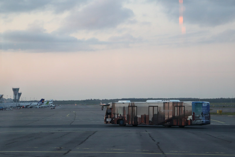 上映会場となるフィンエアーの格納庫まで、これから飛び立つフィンエアーのA350XWBを横目で見ながらバスで移動します。バスの1台は「East and West Side Story」のラッピングバス。ヘルシンキ市内と空港を結ぶシャトルバスにもラッピングしたタイプを見かけました