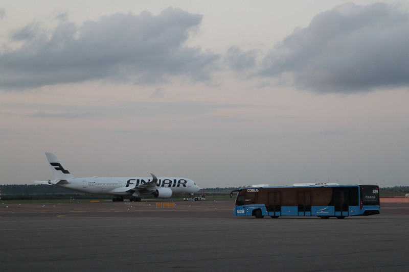 上映会場となるフィンエアーの格納庫まで、これから飛び立つフィンエアーのA350XWBを横目で見ながらバスで移動します。バスの1台は「East and West Side Story」のラッピングバス。ヘルシンキ市内と空港を結ぶシャトルバスにもラッピングしたタイプを見かけました