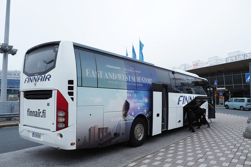 上映会場となるフィンエアーの格納庫まで、これから飛び立つフィンエアーのA350XWBを横目で見ながらバスで移動します。バスの1台は「East and West Side Story」のラッピングバス。ヘルシンキ市内と空港を結ぶシャトルバスにもラッピングしたタイプを見かけました