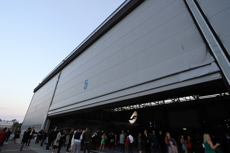 格納庫には15か国から集まった100名以上のメディア関係者が上映を待ってます