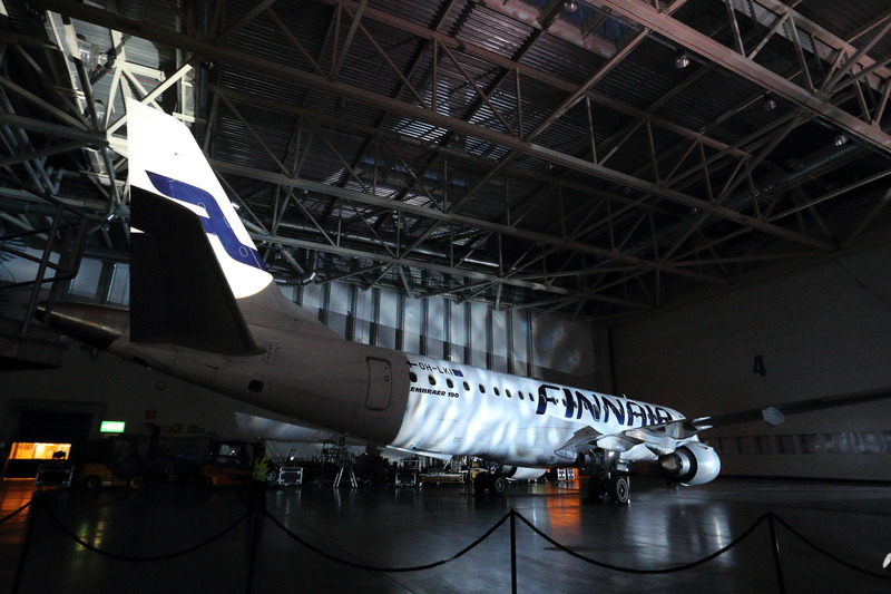 格納庫では2機の飛行機がお出迎え。写真はエンブラエル 190型機