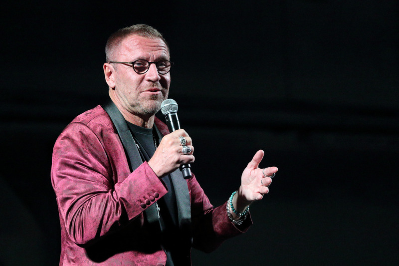 プレミア上映会の模様。ホストを務めたのはフィンランドの映画監督、映画プロデューサーのレニー・ハーリン氏