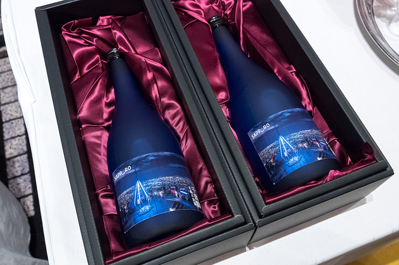 札幌市のPRブースでは、北海道米の純米吟醸酒「千歳鶴」の試飲を提供