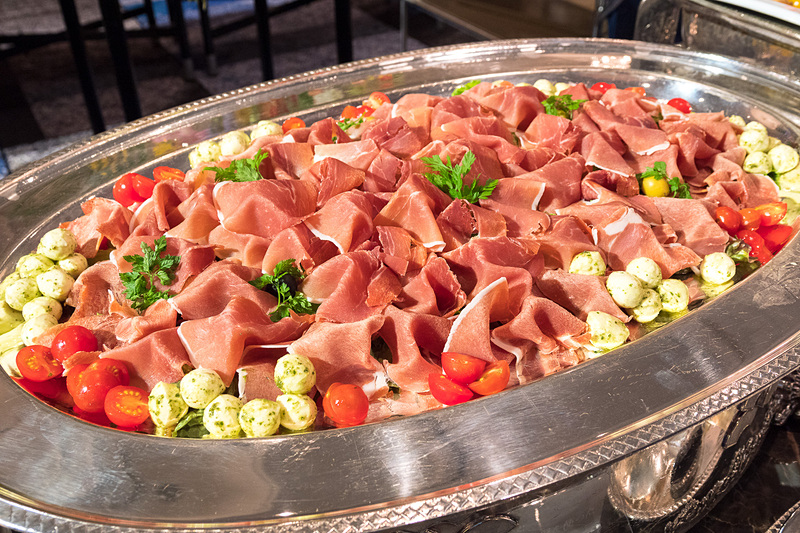 「生ハムと北海道根釧のモッツァレラを使ったカプレーゼサラダ」