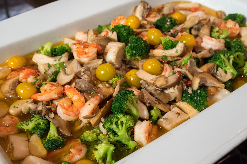 「小海老と北海道産 帆立貝 秋の味覚 茸のスパイシーアヒージョ」