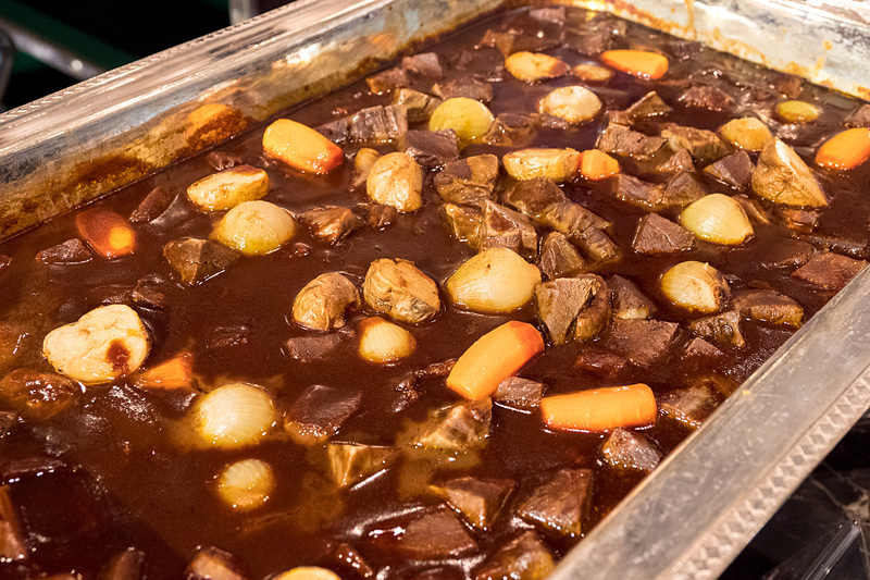 「北海道産 牛ホホ肉の赤ワイン煮込み プティレギューム添え」