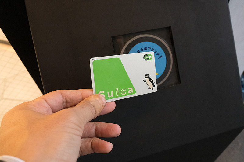 入り口で交通系ICカードをタッチすると自動ドアが開く。ここは3名までという人数の確認や、決済手段を持っていることを確認するためのもの。入り口でタッチしたカードと、決済時のカードは異なっていても問題ないとのこと