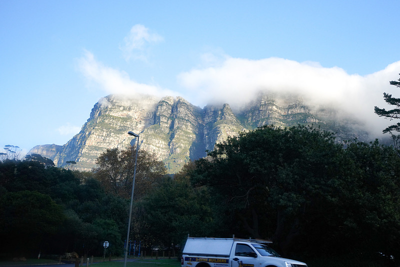 頂上に雲がかかることも多い