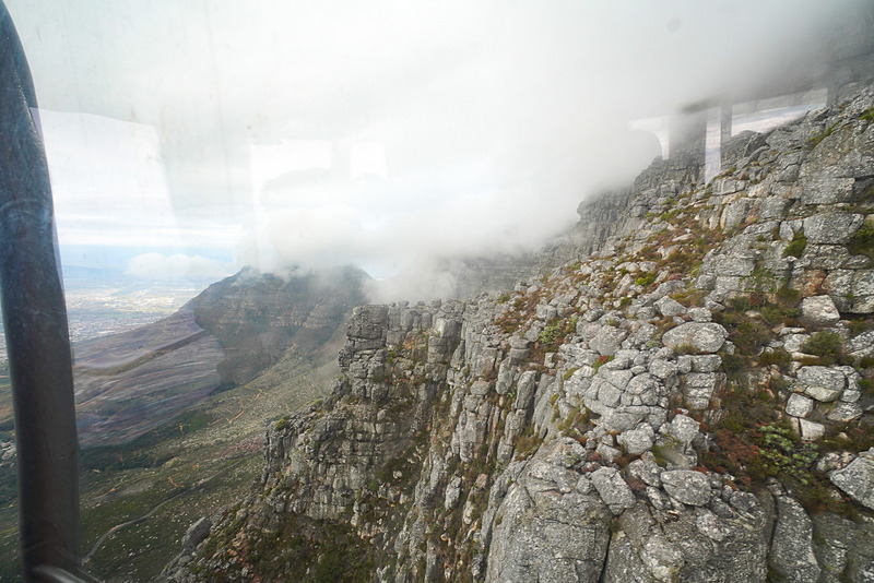 どうも頂上は雲の中のようだ