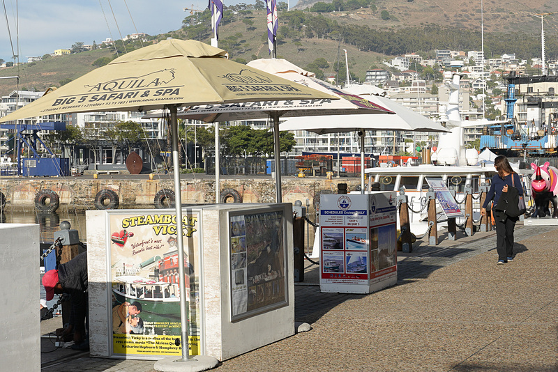 このマリーナ辺りは、ツアー申し込みのカウンターも多く出ていた。次回にレポートするサファリのツアーブースも