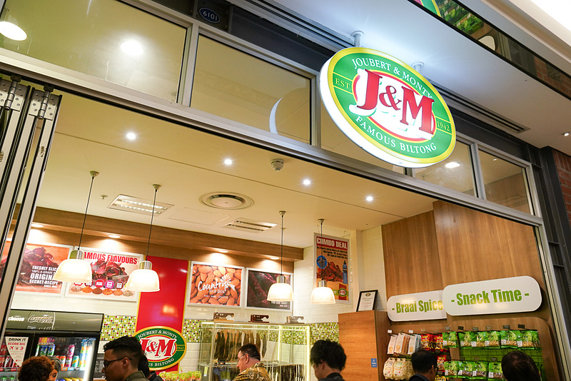 気になった店を一つ紹介。「J＆M Biltong」という南アフリカ名物の干し肉（ビルトン）ショップ