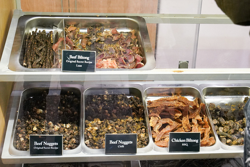 各種干し肉が売られている。実際には分量を言うとその場でスライスしてくれる