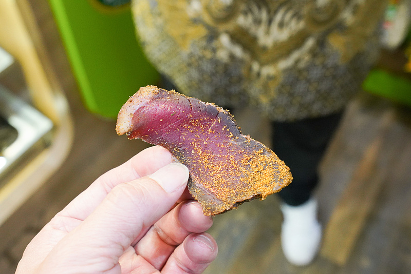 スライスして、カレーなど好みのフレーバーをかけてくれる。ジャーキーよりソフト