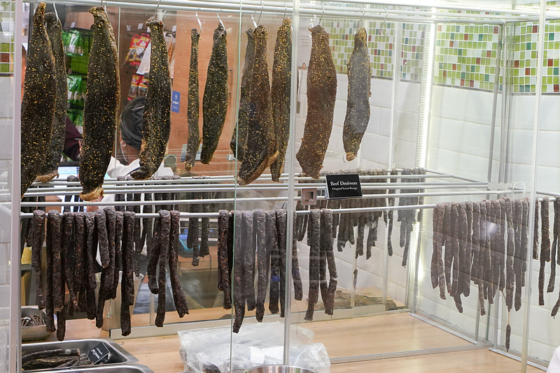 スライス前の干し肉。残念ながら加工肉はお土産として持ち込めないので、ホテルでおつまみにしよう