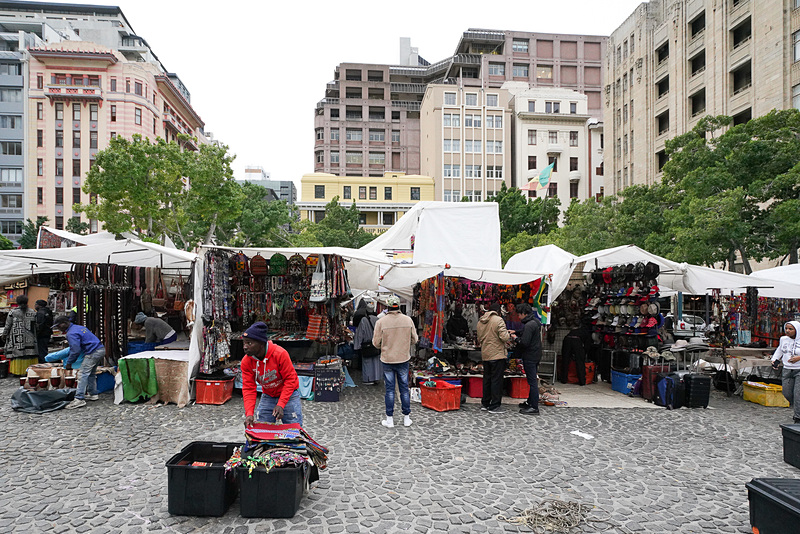 グリーンマーケット・スクエア。たくさんの露天の土産物屋が並ぶ