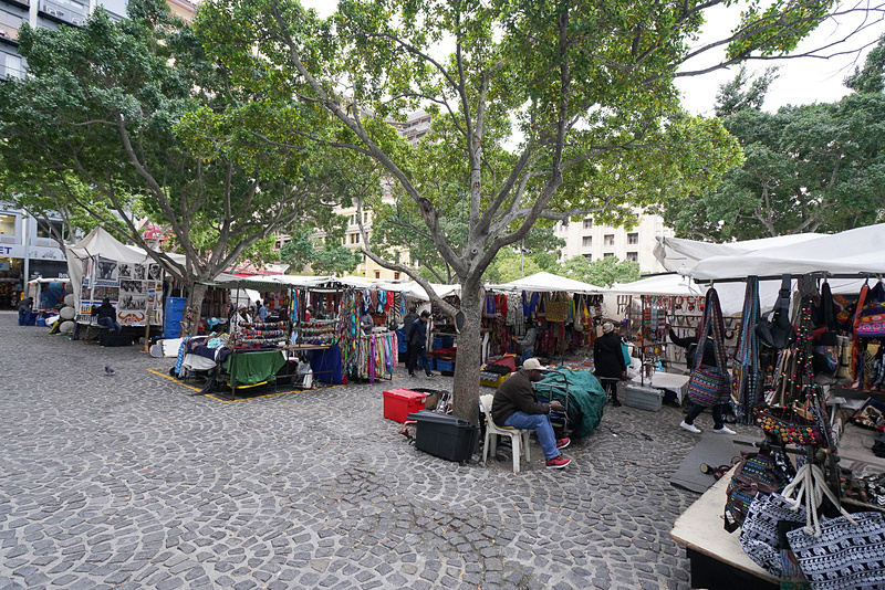 グリーンマーケット・スクエア。たくさんの露天の土産物屋が並ぶ